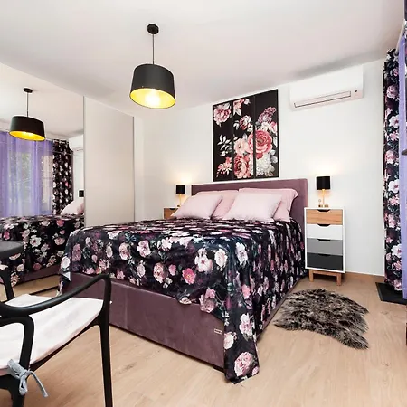 Happy Days Apartment