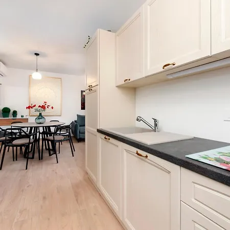 Happy Days Apartment